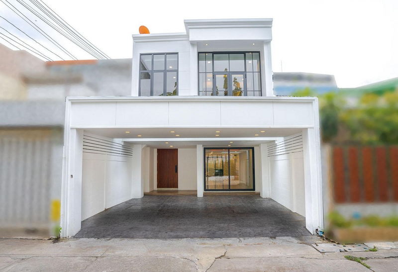 For Sale Bangkok Town House Sukhumvit BTS Ekkamai Watthana BRE19250