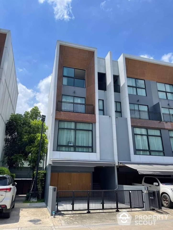 Contemporary 3-BR Townhouse at Arden Phatthanakan