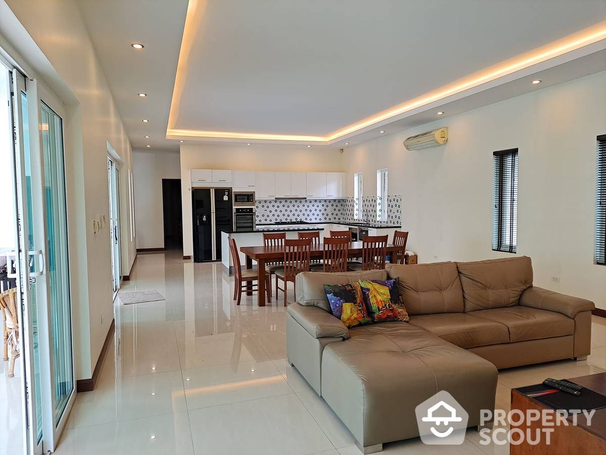 Large 3-BR Villa at Palm Villas