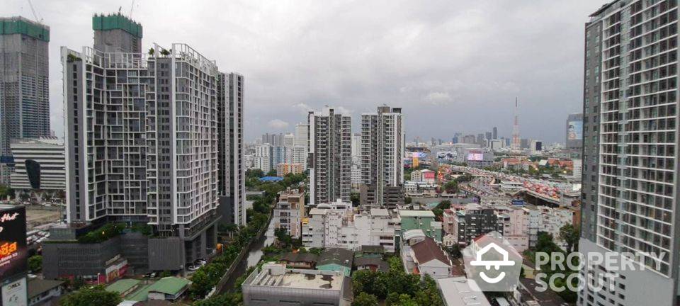 Contemporary 2-BR Condo at Life Asoke - Rama 9