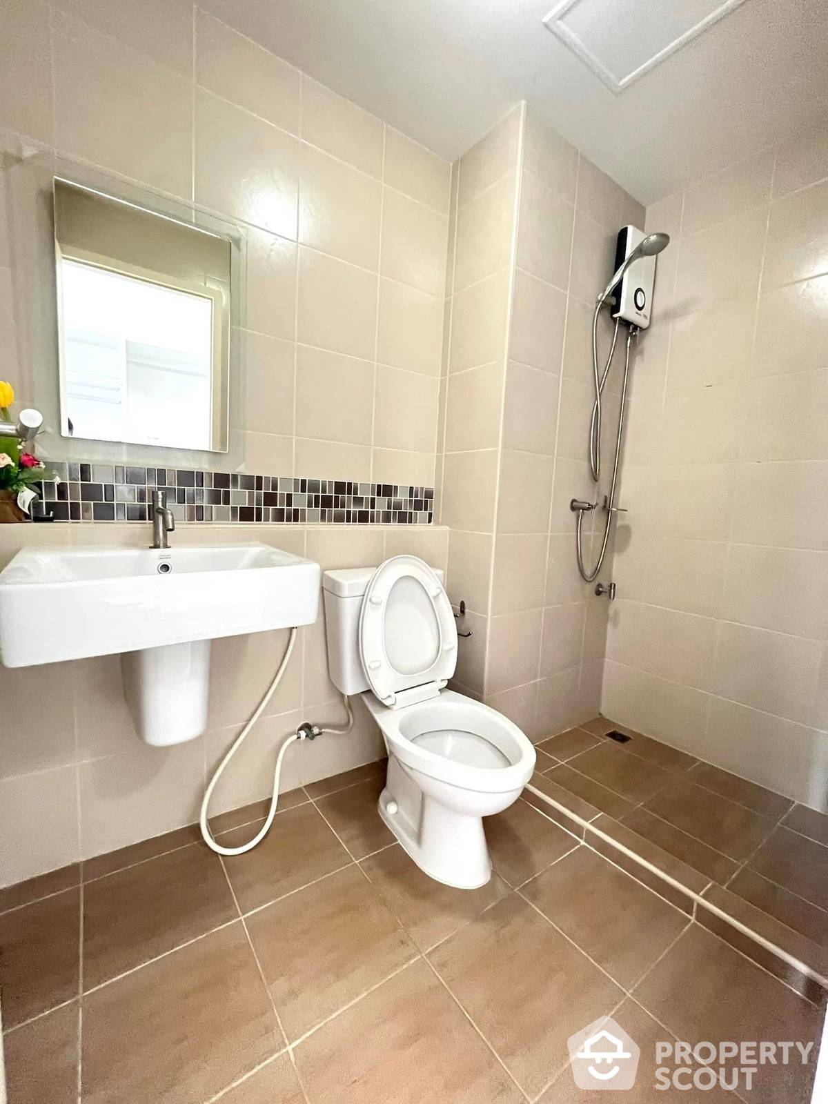 Contemporary 2-BR Condo at Baan Thew Lom Cha-Am