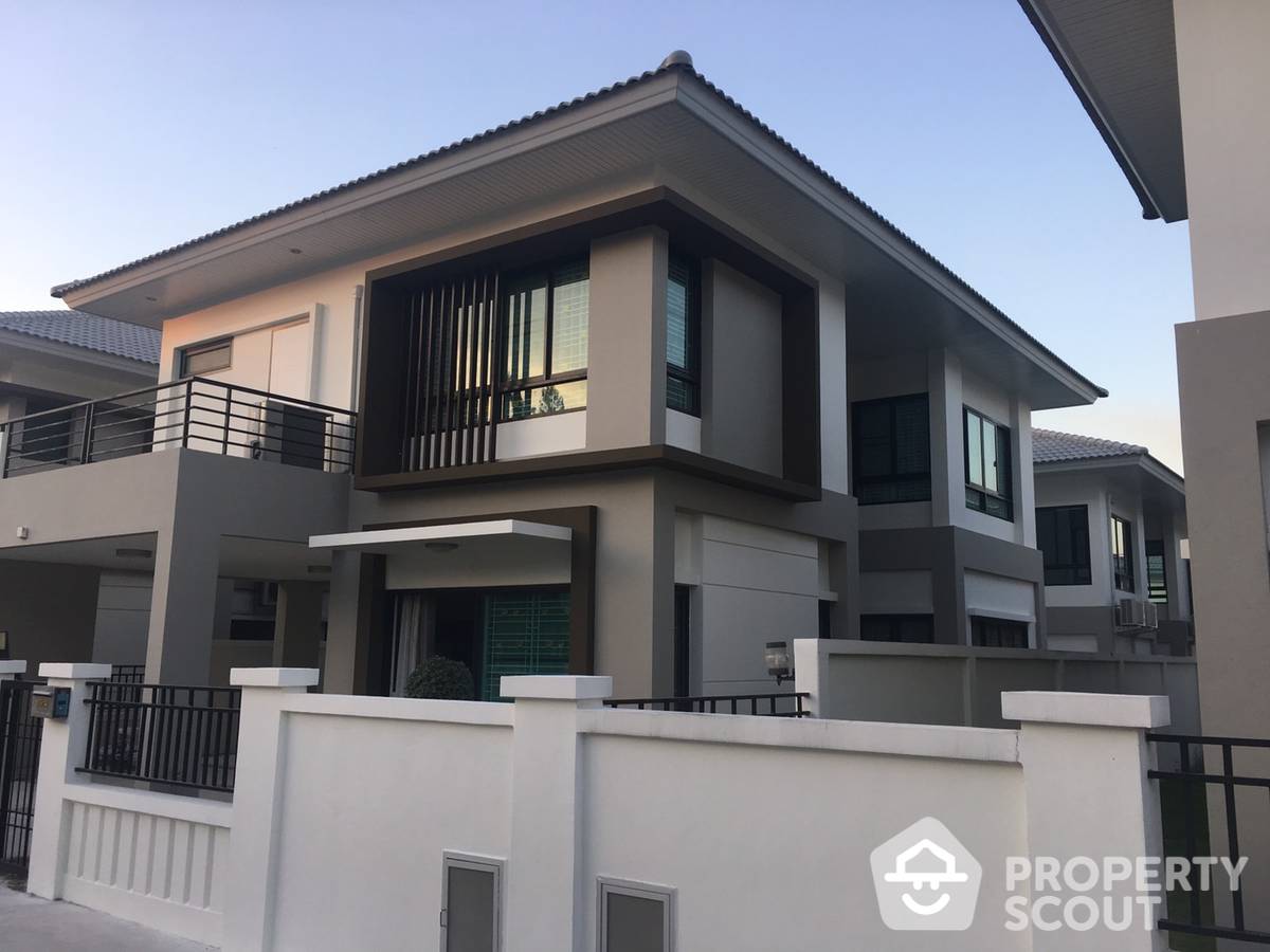 Spacious 3-BR House at The Complete Siracha