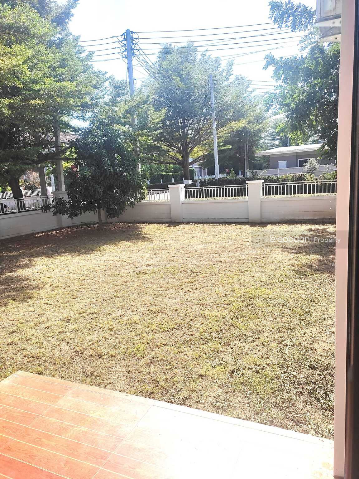 A 2-story single house in a project with 3 bedrooms and 3 bathrooms, located in San Kamphaeng zone, near Charoen Charoen Market.
