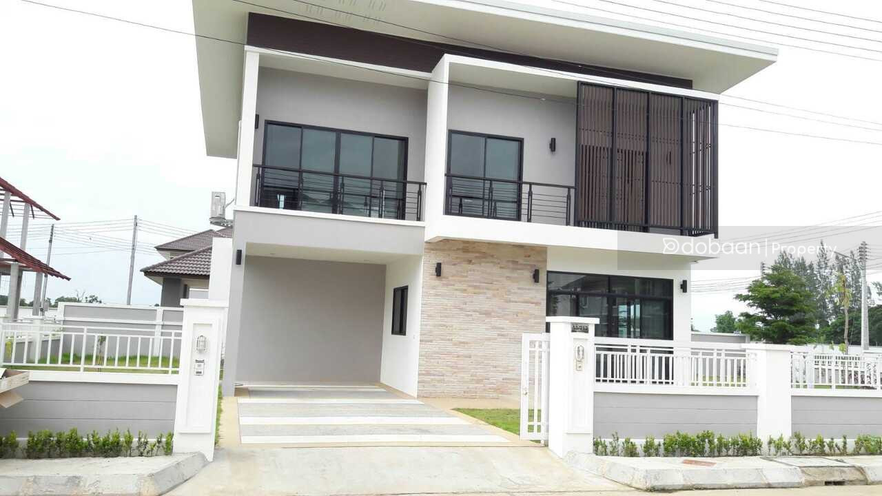 A 2-story single house in a project with 3 bedrooms and 3 bathrooms, located in San Kamphaeng zone, near Charoen Charoen Market.