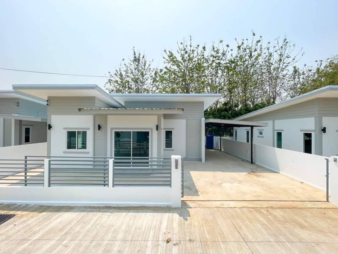 บ้านในฝันสำหรับครอบครัวหรือผู้ที่รักความบันเทิง! บ้านกว้างขวาง 3 ห้องนอน 2 ห้องน้ำพร้อมครัวไทยและที่จอดรถในร่ม ขับรถไม่นานก็ถึงใจกลางเมือง