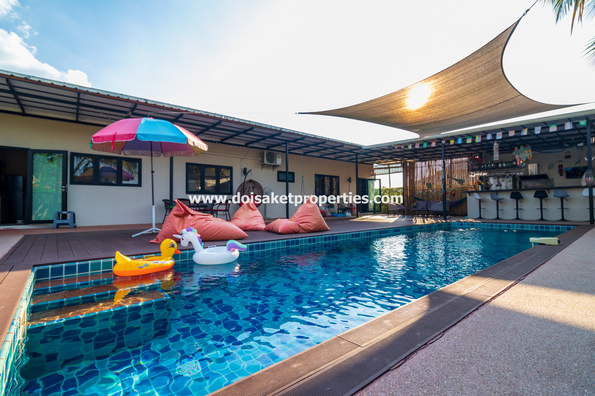 ขายบ้านสไตล์โมเดิร์น 4 ห้องนอนพร้อมสระว่ายน้ำ พื้นที่พักผ่อนกลางแจ้งที่สวยงาม และเกสต์เฮาส์สำหรับขายในป่าโป่ง ดอยสะเก็ด