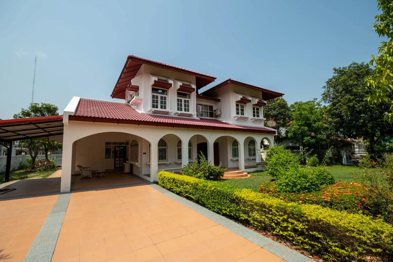 3 Bedroom in City with Spacious Garden