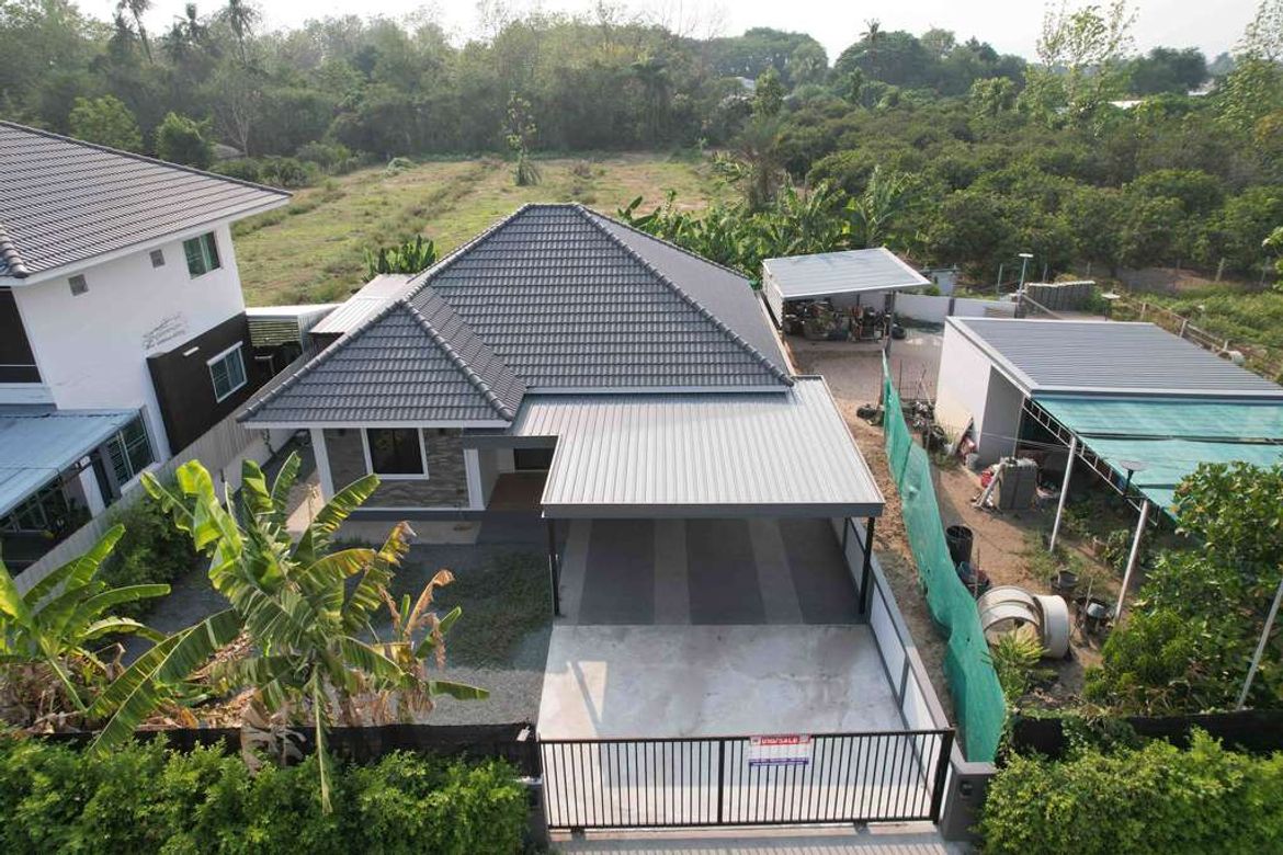 Single house, 4 bedrooms, land 100 sq m., newly renovated. Spacious space Convenient transportation, Khua Mung Subdistrict Zone, Saraphi District, nea