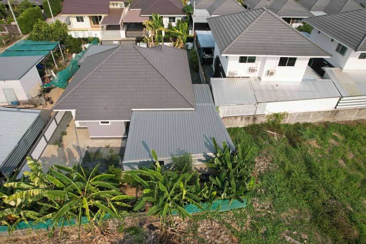 Single house, 4 bedrooms, land 100 sq m., newly renovated. Spacious space Convenient transportation, Khua Mung Subdistrict Zone, Saraphi District, nea