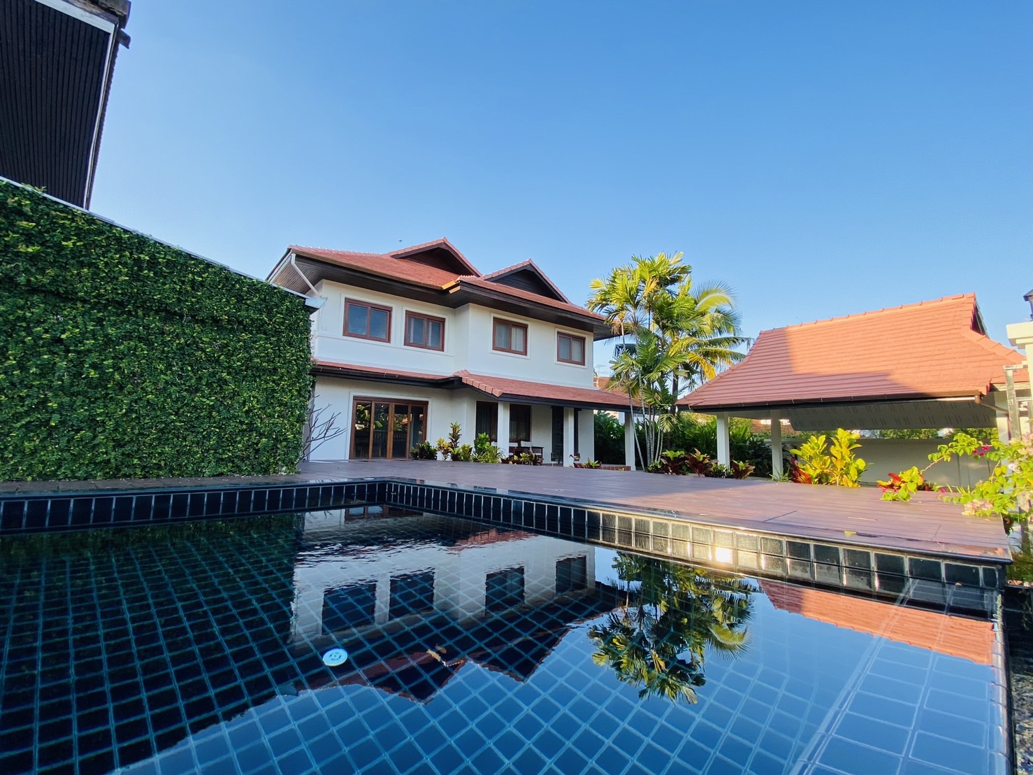 บ้านสวย 4 ห้องนอนที่ได้รับการปรับปรุงใหม่พร้อมสระว่ายน้ำ
