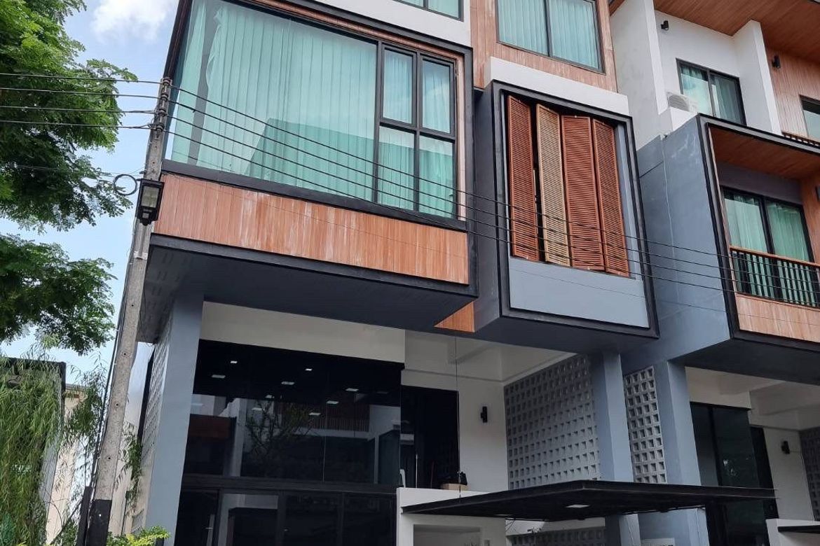2 Bedroom Commercial for sale