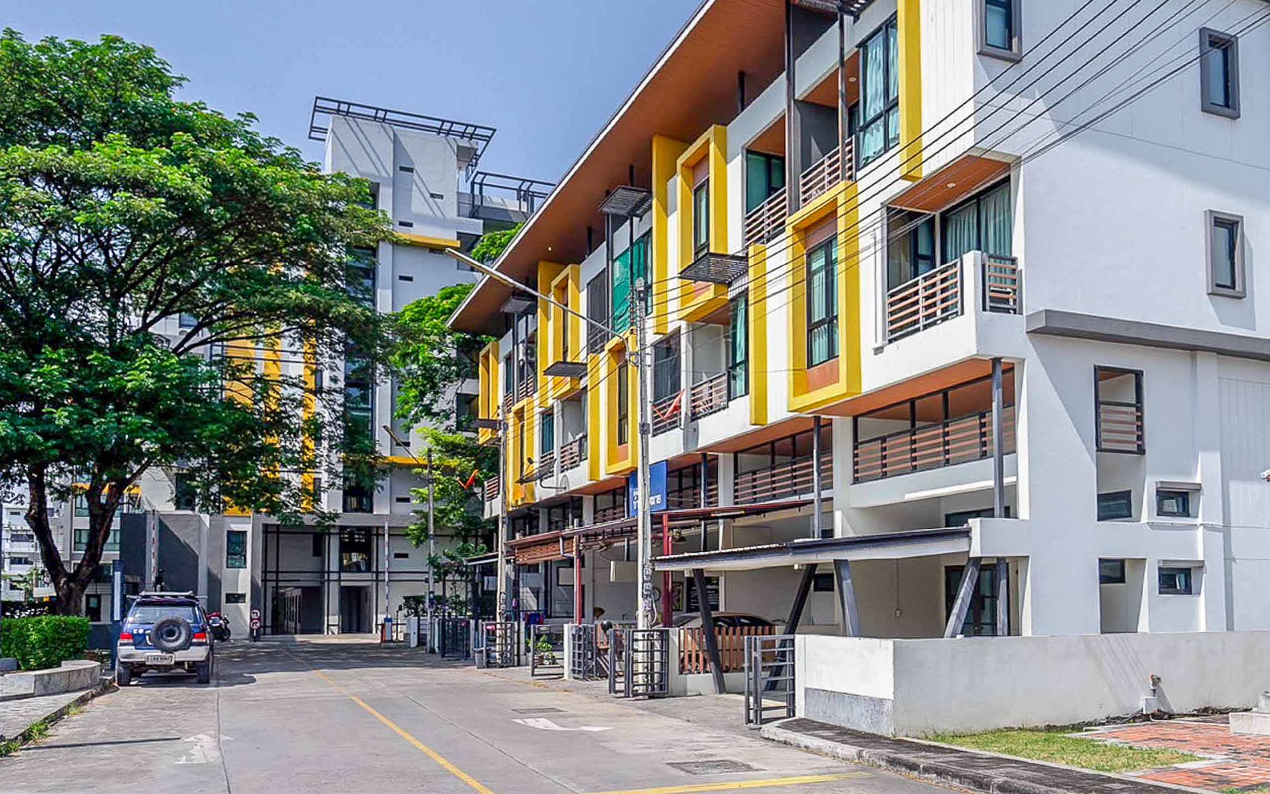 อาคารพาณิชย์ 3 ชั้นพร้อมที่จอดรถในทำเลทอง 4 นาทีจากสนามบินพลาซ่าและคูเมือง