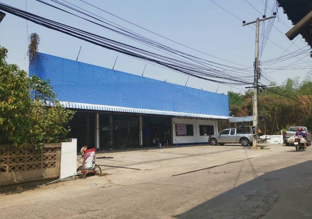 Large building for sale for commercial purposes Great location in Lamphun