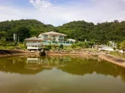 ขายบ้านบ้านพักตากอากาศ เขาใหญ่ ปากช่อง 9ไร่ 50 ตรว หน้าเป็นนํ้าหลังเป็นเขา ที่สวยมาก ฮวงจุ้ยดีมาก