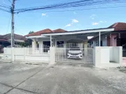 ASS1519 ให้เช่าบ้านเดี่ยวชั้นเดียว2 ห้องนอน 2 ห้องน้ำ เนื้อที่ 39.4 ตรว. พื้นที่ใช้สอย 130 ตรม. ให้เช่าราคา 7,000 บาท / เดือน 
