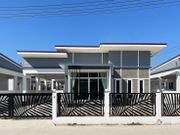 บ้านเดี่ยวสร้างใหม่ ทำเลดี อ.พัฒนานิคม จ.ลพบุรี ใกล้โรงงานบีฟู้ดส์ ตลาด เซเว่น โลตัส บิ๊กซีฯ  กู้ง่าย ผ่อนถูก แถมเพียบ