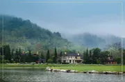 ขายบ้านพักตากอากาศเขาใหญ่ บ้านริมทะเลสาปในหุบเชา ติดอุทยานแห่งชาติเขาใหญ่ เส้นธนะรัชต์ หมูสี อยู่ตรงทางขึ้นอุทยาน วิวเขาสวยมาก เหลือเพียง 2 หลัง 0879074045