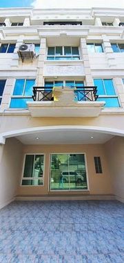 ให้เช่าโฮมออฟฟิศ 4 ชั้น  ซอยศรีนครินทร์ 42 พร้อมอยู่ 4 ห้องนอน 4 ห้องน้ำ หมู่บ้านแกรนด์ เดอ วิลล์ 