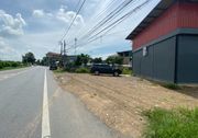 ขายที่ดิน พร้อมโกดัง ขนาดที่ดิน 212ตรว ติดริมถนนคลอง13 หนองจอก ถมแล้ว  ออกสุวินทวงศ์ ลำลูกกาได้ 
