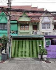 ขายด่วน!! ทาวน์เฮ้าส์ 2 ชั้น สาธิตวิลล่า สภาพดี พร้อมเข้าอยู่ สะดวกใกล้รถไฟฟ้าสายสีเหลือง และ BTS ใกล้ถ.สุขุมวิทศรีนครินทร์ฟรี!!ค่าใช้จ่ายวันโอน (เจ้าของขายเอง)