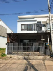 5A2MG0588 ให้เช่าทาวน์โฮมสองชั้น 3 ห้องนอน  2  ห้องน้ำ  เนื้อที่ 27.6  ตรว. พื้นที่ใช้สอย 130 ตรม. ราคาเช่า 8000 บาท / เดือน 
