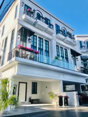 ขาย Luxury Townhome 3ชั้นครึ่ง สร้างใหม่ 33.25 ตรว. 301 ตรม. ใกล้ BTS 500 ม. พระโขนง เขตวัฒนา กทม