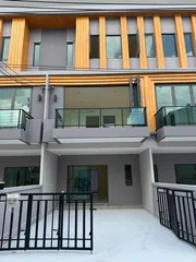 RT828 ให้เช่าทาวน์โฮม 3 ชั้น ไอเจ้นท์ พระราม 9 เฟอร์นิเจอร์ครบ 3 ห้องนอน 4 ห้องน้ำ 1 ห้องรับแขก 1 ห้องเอนกประสงค์ ติดสวนหย่อมพักผ่อน ติด clubhouse