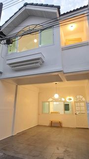 2C1MG0298 ขายทาวน์เฮ้าส์สองชั้น 2ห้องนอน 2ห้องน้ำ  1ห้องรับแขก  ขนาดที่ดิน 17ตรว.  ขายราคา 1.85ล้านบาท