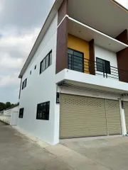 5A2MG0684 อาคารพาณิชย์ 2คูหา  3 ห้องนอน  3 ห้องน้ำ   เนื้อที่ดิน 26.70 ตร.ว.   พื้นที่ใช้สอย 80 ตรม.  ให้เช่าในราคา  10,000 บาท/เดือน