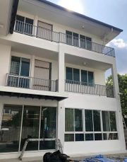 ขายหรือให้เช่าบ้านแฝด 3 ชั้น รีโนเวทใหม่ ซอยวุฒากาศ 26 ตลาดพลู พื้นที่ใช้สอย 300 ตารางเมตร 4 ห้องนอน 4 ห้องน้ำ ใกล้รถไฟฟ้า BTS วุฒากาศ