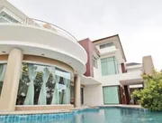 ขายหรือให้เช่าบ้านเดี่ยวหลังใหญ่   พร้อมสระว่ายน้ำ สวน  บ้านปัญญาอินทรา เนื้อที่ เนื้อที่  721 ตร.ว.  ย่านรามอินทรา อายุบ้าน 8 ปี   