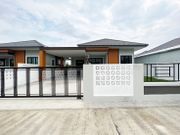 CSRP100983 ขายบ้านเดี่ยวชั้นเดียว  3 ห้องนอน    2 ห้องน้ำ   1ห้องรับแขก  ขนาดที่ดิน  62.8  ตรว.   พื้นที่ใช้สอย 120 ตรม.  ขายในราคา  2.25 ล้านบาท