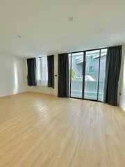 POR3412  ขาย ทาวน์โฮม  ซอยสาทร 21 ใกล้ BTS สะพานตากสิน  เหมาะทำธุรกิจ Home Office AirBnb หรือ อยู่อาศัย