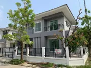 ขายถูกมาก บ้านเดี่ยว 2 ชั้น หลังมุม 53.4 ตรว. หมู่บ้านแลนซีโอ คริป อ่อนนุช-ลาดกระบัง ถนนประชาพัฒนา บ้านมี 3 ห้องนอน 2 ห้องน้ำ