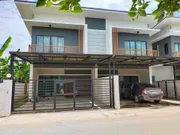 AHD0921 ให้เช่าบ้านแฝด 2 ชั้นหลังหัวมุม มี 3 ห้องนอน 2 ห้องน้ำ 1 ห้องครัว จอดรถได้ 2 คัน  พื้นที่ 35 ตารางวา  ราคา 8,500 บาทต่อเดือน **พร้อมเข้าอยู่เดือนกรกฎาคม