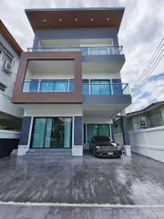 SBB230 #ขายพร้อมผู้เช่า yield 4.5 % บ้านเดี่ยว 3 ชั้น สุขุมวิท 65  ใกล้ btsเอกมัย 