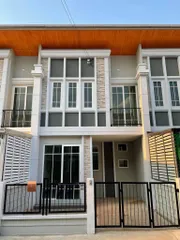 5A2MG0727 ให้เช่าทาวน์โฮมสองชั้น  3 ห้องนอน 2 ห้องน้ำ 1ห้องรับแขก ขนาดที่ดิน  18   ตร ว.  พื้นที่ใช้สอย 96 ตรม. ราคา 12,000บาทต่อเดือน  เลี้ยงสัตว์ได้