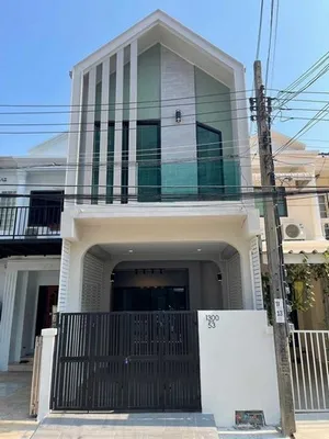 ขายทาวน์เฮ้าส์ 2 ชั้น ตกแต่งใหม่พร้อมเข้าอยู่ หมู่บ้านพรประดิษฐ์ สุขุมวิท50