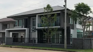 ให้เช่าบ้านเดี่ยว หลังมุม ติดสวน วรารมย์ พรีเมี่ยม วัชรพล-จตุโชติ 5 ห้องนอน 5 ห้องน้ำ บ้านเปล่า