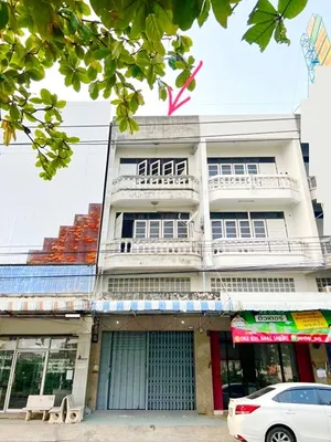  ใกล้องค์พระ  มีชั้นลอย ให้เช่าอาคารพาณิชย์สะอาด 3 ชั้นครึ่ง มีดาดฟ้า 3นอน 3น้ำ 17ตรว. 225 ตรม. บิ๊กซี นครปฐม 