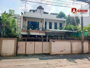 บ้านพร้อมที่ดิน ใจกลางเมือง  ถนนพระราม6 การเดินทางสะดวก