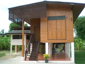 ให้เช่าบ้านไม้สัก กลางเมืองลำปาง พร้อมสวน