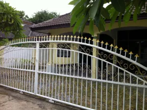 U1288 ให้เช่าบ้านเดี่ยวชั้นเดียว ถนนตัดใหม่ตัวเมืองร้อยเอ็ด ใกล้โรงพยาบาลกรุงเทพจุรีเวช ใกล้ห้างและตัวเมือง บ้านหลังใหญ่มีพื้นที่ บ้านมีเฟอร์บางส่วน