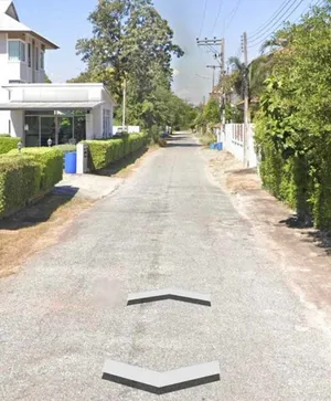 ที่ดินทำเลดี มทส.ประตู 1   ใกล้โรงเรียนสารสาสน์ เหมาะสำหรับสร้างบ้าน หอพัก เงียบสงบ เข้าออกทางเดียว ที่ดินสวยรูปสี่เหลี่ยมผืนผ้า 142 ตรว.