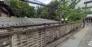 ขายที่ดินติดถนนหลัก อินทามระ 45 ถ.รัชดา 17 ห่างจากถนนใหญ่เพียง 500 เมตร แปลงมุมสวย 224 ตรว. แวดล้อมด้วยโรงแรม เหมาะสร้างโรงแรม