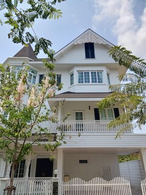 ให้เช่าบ้าน 3ชั้น แฟนตาเซีย วิลล่า4 บางนา ใกล้รถไฟฟ้า สถานีศรีเอี่ยม 500เมตร
