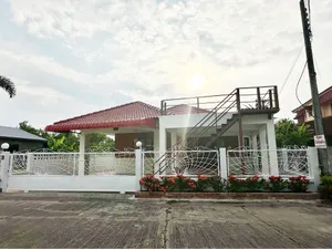 ADK0607 ให้เช่าบ้านเดี่ยวชั้นเดียว 3 ห้องนอน 2 ห้องน้ำ 1 ห้องรับแขก 1 ห้องครัว   ให้เช่าราคา 10,000 บาทต่อเดือน  ขนาดที่ดิน  70   ตรว.  พื้นที่ใช้สอย 187  ตรม.