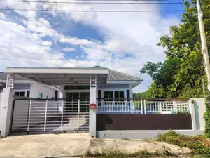 ASP1074 ให้เช่าบ้านเดี่ยวชั้นเดียว   1 ห้องนอน 1 ห้องน้ำ 1 ห้องรับแขก 1 ห้องครัว   ให้เช่าราคา 8,000 บาทต่อเดือน  ขนาดที่ดิน  49  ตรว. 
