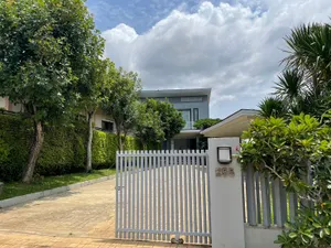  5AMC0054 ให้เช่าบ้านเดี่ยวสองชั้น    4  ห้องนอน  3 ห้องน้ำ   เนื้อที่  1 งาน 95 ตรว. พื้นที่ใช้สอยประมาณ 250 ตรม.    ราคาเช่า 35,000 บาท  / เดือน 