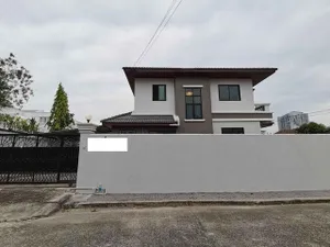 EPL-HR3453 ให้เช่าบ้านเดี่ยว 2 ชั้น  ซอยสุขุมวิท 70-3 ใกล้เซ็นทรัลบางนา หมู่บ้านนภาลัย บางนา เนื้อที่ 100 ตรว. 3 ห้องนอน 2 ห้องน้ำ 